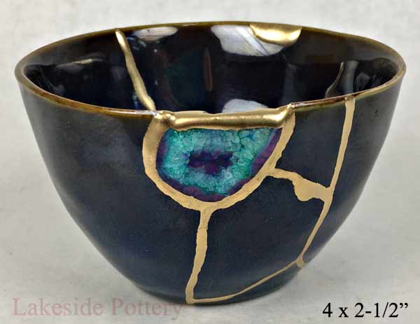 Blue bowl with geode agate gemstone