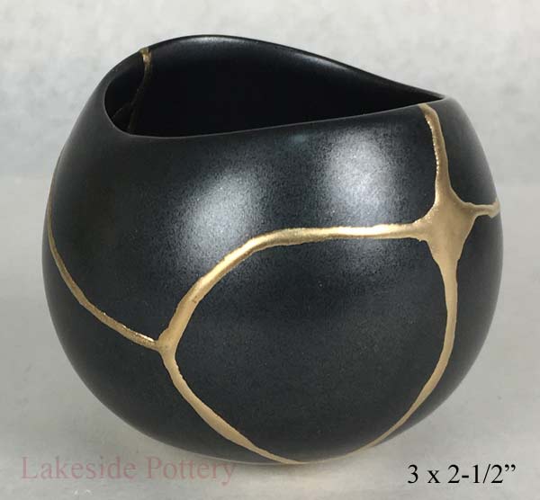 Kintsugi, mending pottery with gold and lacquer, Kintsugi